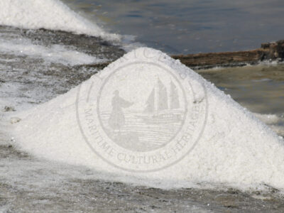 Small mounds of salt inside the saltpans (Aveiro municipality, Ria de Aveiro region)