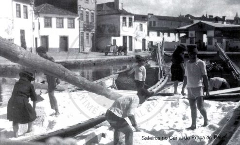 Traditional method of transporting of salt in the boat during in the sixties. The boat is mercantel, also knowned as saleiro or salineiro